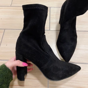 svarta oanvända boots - använt max en gång ute. passar bra och är snycka. mocka-imitation.   ska flytta utomlands så ALLT måste bort innan APRIL, annars slängs det på tippen 🥲