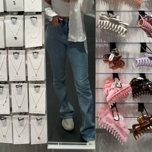 Jeans  - I bootcut modell, storlek 25/32. Lite långa i benen på mig som är 160, men funkar med högre skor! Använd ett fåtal gånger. Så fina på💗