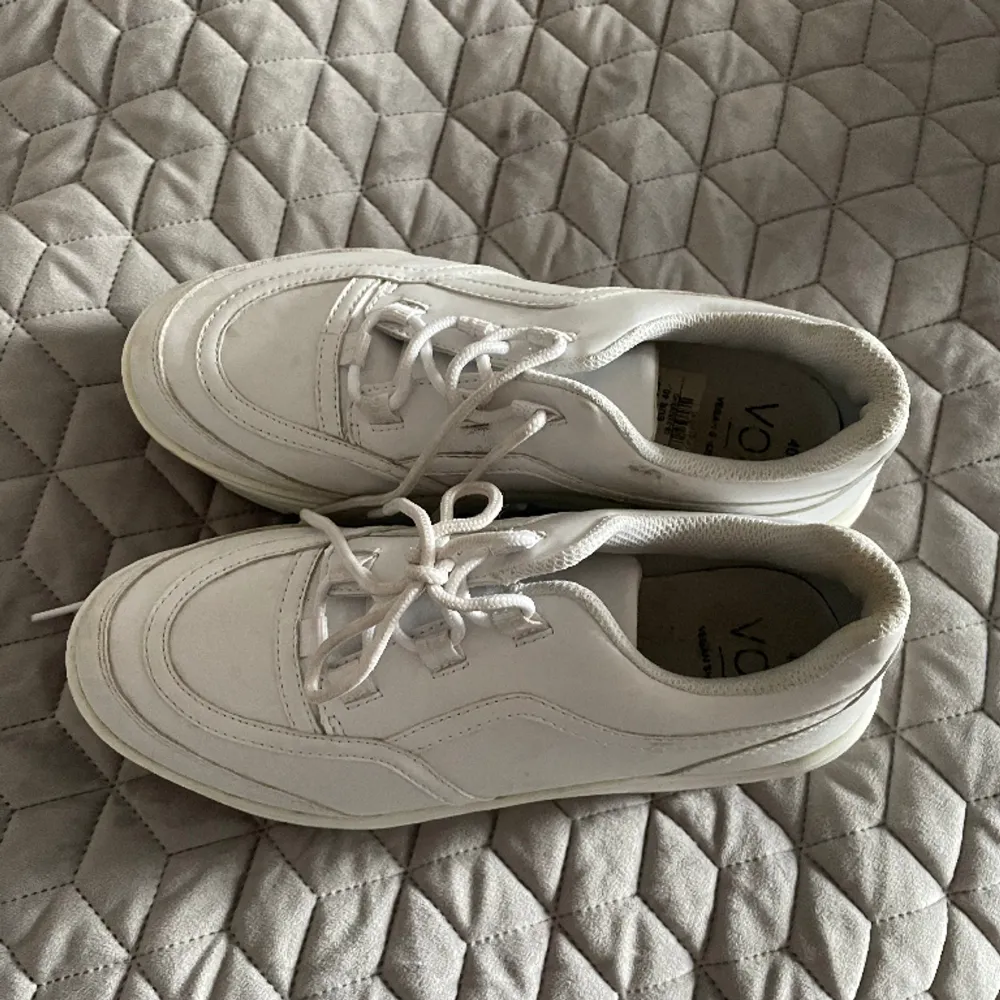 Vita höga skor i storlek 40💗. Skor.