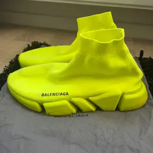 Balenciaga skor i unik färg samt bra skick. Kvitto samt dustbag medföljer!