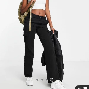 Cargo byxor  - säljer mina cargo byxor i xs från bershka ❤️ i xs