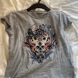 Zadig Voltaire T-shirt  - Äkta jätte snygg Zadig Voltaire T-shirt . I jätte bra skick. Köpt för circa 500kr säljer för 300kr. Pris kan diskuteras ❤️❤️
