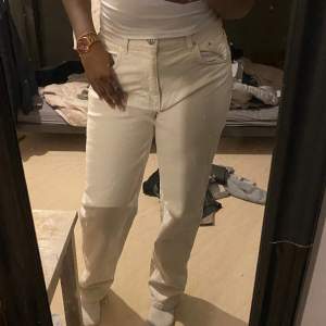 Vita/beige jeans från Gina tricot raka i benen endast använd en gång. Väldigt hårt material som är inte så stretchiga