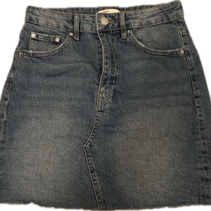 Söt jeanskjol - Supersöt jeanskjol från Ginatricot. Aldrig använd men köpt för några år sedan!💞 Midjemåttet är 33 cm rakt över😊