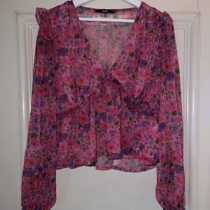 Blus - En somrig blus som gärna sökes i en mindre storlek (xs/s)! Men säljer denna då storleken inte passar❣️❣️