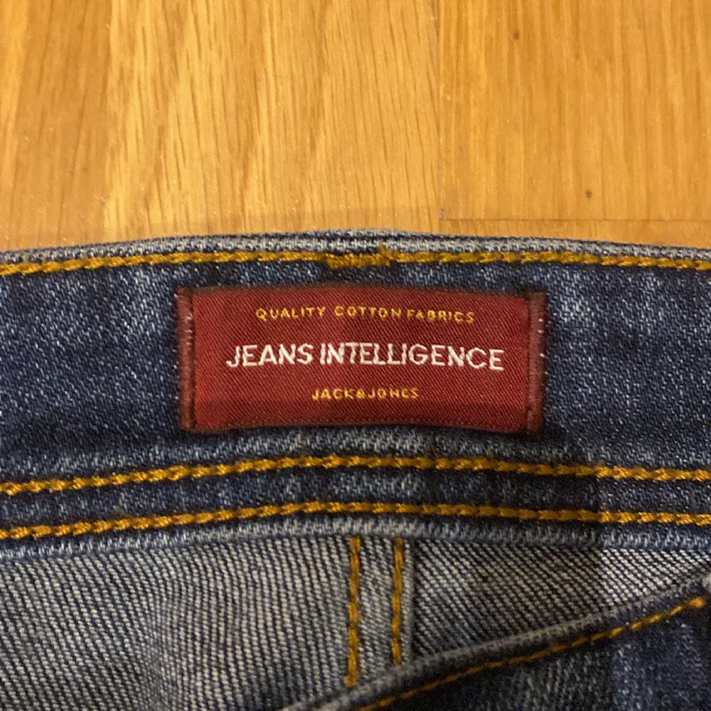 Säljer mina Jack and Jones jeans som är modellen tapered Erik. Säljer de för dem är lite för små för mig. Dem är i nyskick och använda två gånger. Nypris 850kr. Jeans & Byxor.