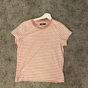  T-shirt -  säljer min lite tunnare randiga t-shirt på grund av att den inte kommer till användning sparsamt använd därmed fint skick!!