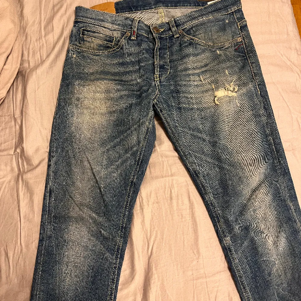 Säljer mina Dondup jeans då dem är för små. Modellen är den eftertraktade modellen George. Size 33. Jeans & Byxor.