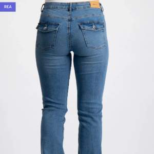 Säljer ett par snygga jeans med fickor där back från Gina Young som är slutsålda. Aldrig använda och lappar kvar. Köpta för 350kr. Midjemått 64 cm och innerbenslängd 74 cm. Är bara att fråga om man vill ha egna bilder. Pris kan diskuteras.