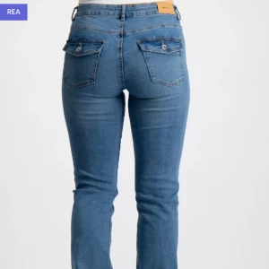 Lågmidjade jeans  - Säljer ett par snygga jeans med fickor där back från Gina Young som är slutsålda. Aldrig använda och lappar kvar. Köpta för 350kr. Midjemått 64 cm och innerbenslängd 74 cm. Är bara att fråga om man vill ha egna bilder. Pris kan diskuteras.