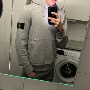 Stone island hoodie - Defekter är tvättat med en röd tröja i så Beers rosa inuti som man ser på bilden. annars är den grymt bra skick. Kom pm för mera bilder och funderingar. 🙌👏