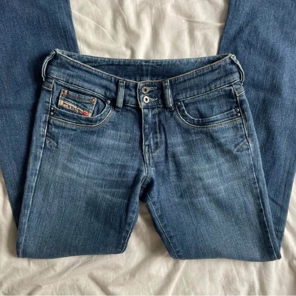 Low waist utsvängda Disel jeans. säljer på grund av att de inte passar längre 🙃, köpa på plick, är svin sköna och i väldigt bra skick. Kan sänka priset vid snabbt köp. Skriv för fler bilder eller om ni har några frågor 💕. Jeans & Byxor.