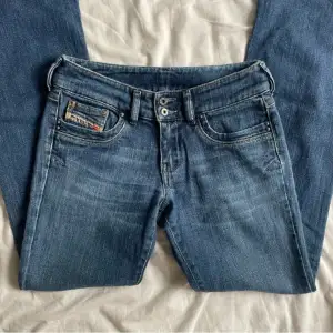 Low waist utsvängda Disel jeans. säljer på grund av att de inte passar längre 🙃, köpa på plick, är svin sköna och i väldigt bra skick. Kan sänka priset vid snabbt köp. Skriv för fler bilder eller om ni har några frågor 💕