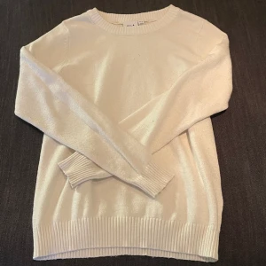 Stickad tröja - En fin vit tröja som tyvärr inte kommer till användning.💗