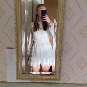 Superfin vit klänning köpt från Gina Tricot för cirka 2 år sedan! I storlek 32 men passar mig som brukar ha 34/36 i klänningar om man bortser från längden! Är 1,70 och den är något kort på mig! Perfekt inför skolavslutning eller student🤍