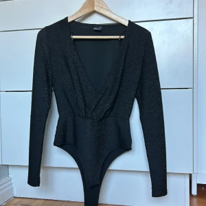 Topp - Jättefin glittrig fest body🪩använd 1 gång så den är i nyskick!