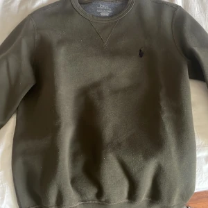 Ralph Lauren Crewneck - Bra skick använd ca 5 gånger! Säljer då jag inte använder den. Trendigt märke och bra pris 🤛🏽 Nypris ca 1500kr