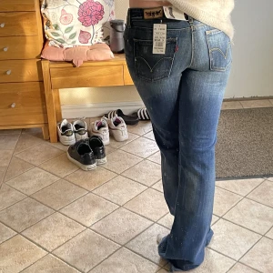 Levis bootcut jeans  - Levis bootcut 572 jeans🌟 köpta av en tjej här på plick men passa tyvärr inte. Finns inget tecken på användning 