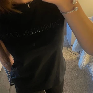 Calvin Klein T-shirt - Svart T-shirt från Calvin Klein Jeans i storlek XS! Mycket bra skick. Köpt för 500 kr, säljer för 150 kr + frakt💞