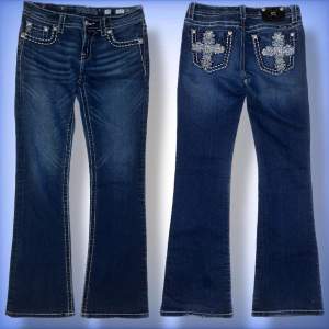 Ett par jätte fina bootcut, lågmidjade miss me jeans med speciella bakfickor med vackra detaljer 💎 Hör av dig om du har frågor eller vill se defekter! (5% rabbat på alla köp ifall du följer JeansAndStuff.se på Instagram 💵)