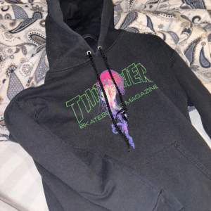 Thrasher hoodie i användt skick, där av priset.  Nypris: 1 249kr 💕 