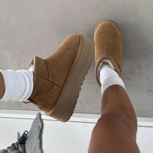 Ugg platform - Säljer mina ikoniska uggs som tyvärr aldrig kommer till användning. Köpta i vintras och använda knappt under en månad. Finns tecken på användning men har tagit väl hand om dem så fortfarande hur fina som helst. Inga fläckar osv. Kan gå ner i pris