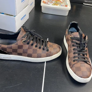 Louis Vuitton sneakers  - Sneakers från LV, perfekt skick. Använda fåtal gånger. 