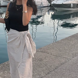 Linne kjol - Säljer min snygga linne kjol som är sååå fin under sommaren! Använd ett par gånger men har inga defekter alls💕