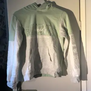 Grön och grå hoodie med tryck. Änvänder den inte och säljer pga det. Storlek S  Priset kan förhandlas 