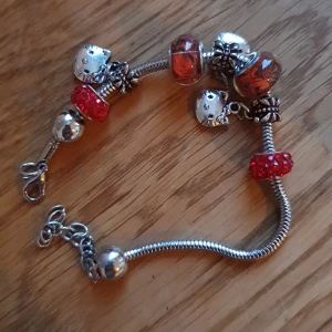 Pandoraliknande armband - Jättesött hellokitty armband! Påminner mig om Pandora. Har köpt utomlands så går inte att hitta i Sverige 