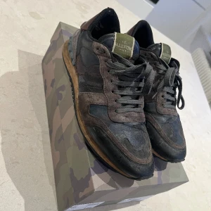 Valentino rockrunners strl 42  - Använda men mycket liv kvar  Otvättade  Skick 6.5/10  Finns defekter små sånna 