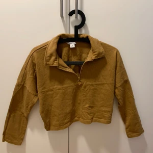 Croppad topp med lång ärm - Säljer för 50 kr, köparen står för frakten eller kan också upphämtning av varan i Lund.💌