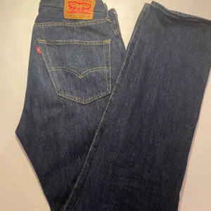 Jeans Levis 501 - Modell: Levis 501 W32 L34. Skick: 9/10 knappt använda Säljer pga att jag hittat en annan jeansmodell jag gillar mer.
