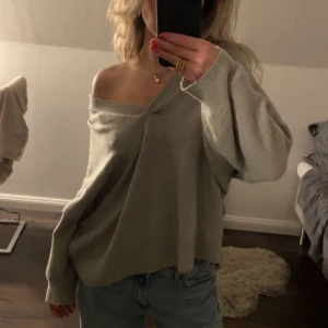 Stickad topp - Säljer denna supersnygga stickade tröjan ifrån hm, använd 3-4 ggr mysigt material och väldigt skön💘⚡️🌟