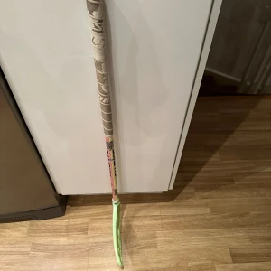 Innebandyklubba - Grönrosa innebandyklubba från salming. Skaftlängd 70. Right vinkel.