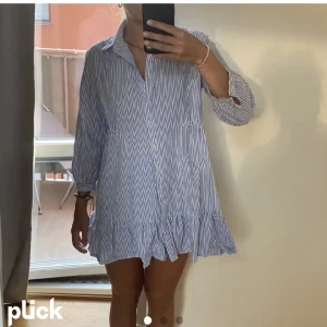 Randig klänning - Blå randig klänning från Zara. Passar jätte fint nu till sommaren. Stl m men passar bättre s