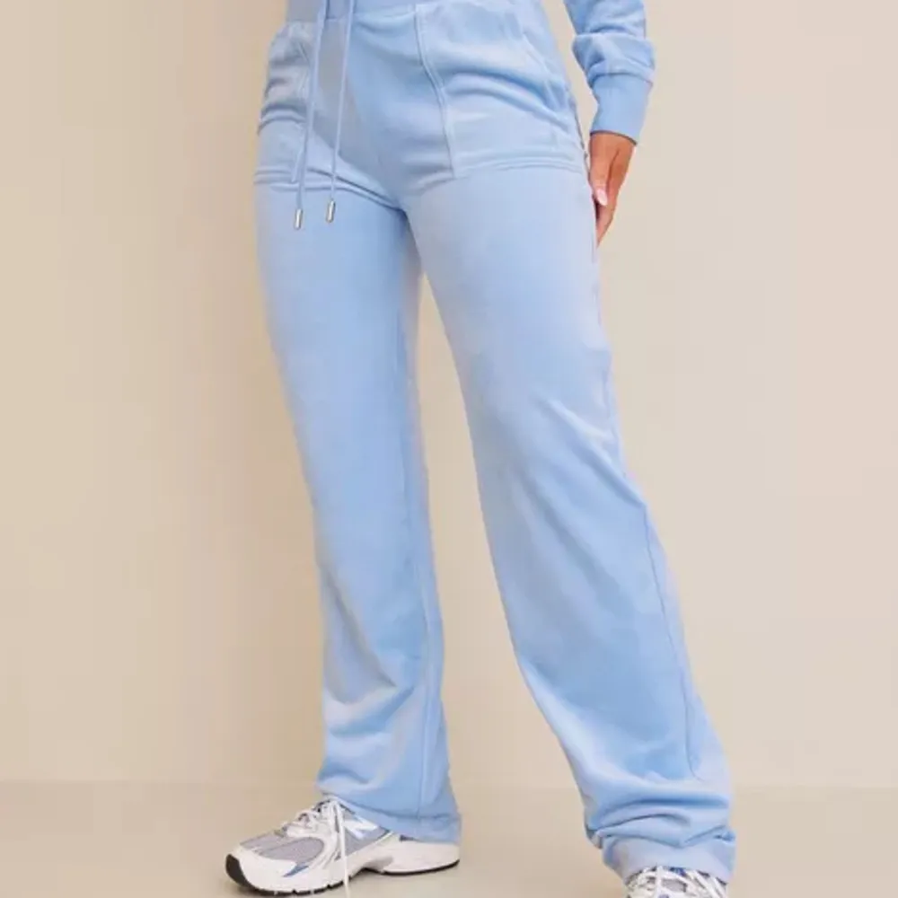 Ljusblå juicybyxor, bra skick, knappt använda☺️ 350kr +frakt🙂. Jeans & Byxor.