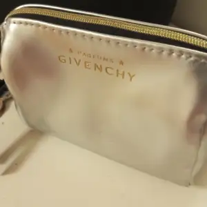 Givenchy silver necessär/sminkväska 