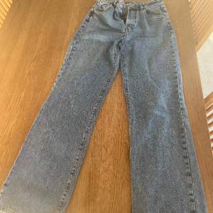 Säljer dessa jeans i stolek 29 ifrån Bik bok pga för små. Tror jeansen inte finns att köpa längre så hittade en lite liknande passform på bild 2/3. 350 kr + frakt 