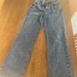 Jeans  - Säljer dessa jeans i stolek 29 ifrån Bik bok pga för små. Tror jeansen inte finns att köpa längre så hittade en lite liknande passform på bild 2/3. 350 kr + frakt 