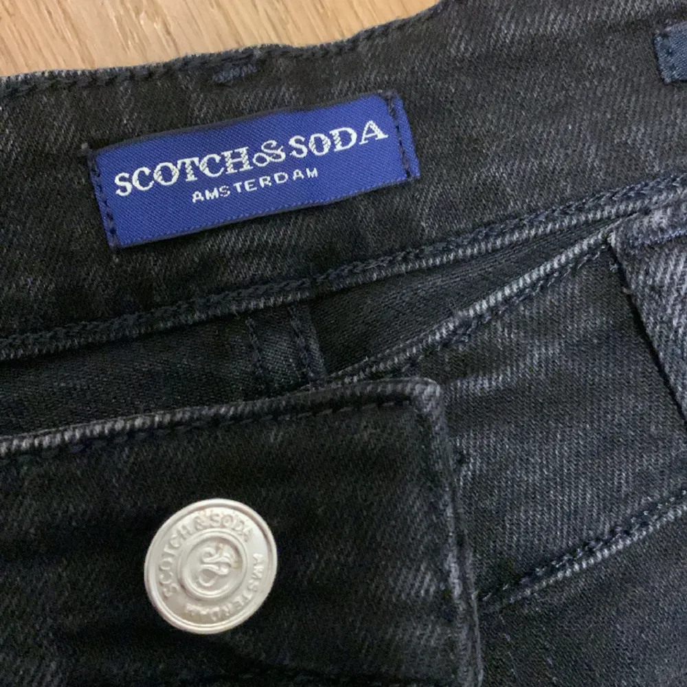 Säljer dessa riktigt feta scotch & soda jeans med riktigt skönt material med stretch Använda ett fåtal gånger så är iprincip i ny skick. Jeans & Byxor.