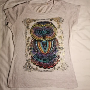 T-shirt med tryck!  - Jättecool t-shirt med unikt tryck, i mycket gott skick. Den är i storlek m men passar även xs och s. Skriv för mer info💕