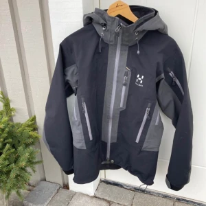 Haglöfs jacka  - Jacka från Haglöfs som är helt ny Strl s 2000kr