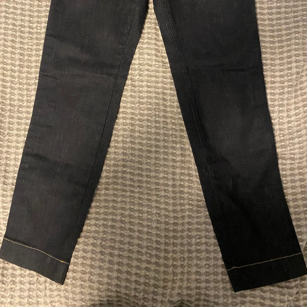 Lågmidjade diesel jeans. De har as snygga fickor och detaljer men är skinny därför säljer jag dem billigt. Går dock att sy ut om man vill🩷🩷. Jeans & Byxor.