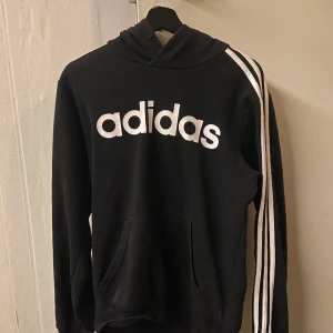Adidas Hoodie  - En väldigt fin Adidas Hoodie som knappt är använd. Hoodien är väldigt bekväm och elastisk. Underbar för träning eller bara vardagen. Hör av er om ni vill ha fler bilder eller om ni har någon fråga. Pris kan diskuteras. 😁