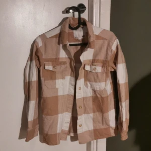 Skjortjacka!  - Jättefin beige och vit skjortjacka från lager 157, använd endast ett fåtal gånger. Den är i storlek 150 men passar mig med xxs-xs. Skriv för mer info💓