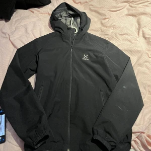 HAGLÖFS JACKA - GORE-TEX - Size S Nypris 2499kr Skitsnygg jacka perfekt för regniga och halv varma dagar, lite smutsig men inga hål eller permanenta flaws. Gore-tex gör så att jackan är ”hydrophobic” Den perfekta regnjackan.