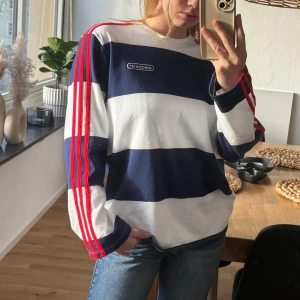 Adidas tröja  - Oversized Randig Tröja från adidas. Tröjan är ist-shorts material. Helt oanvänd med lapparna kvar! Nypris: 650kr (slutsåld)