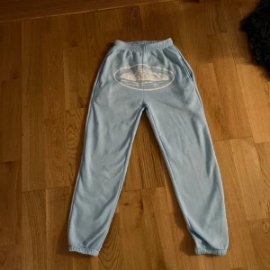 Cortiez tracksuit - Den är XS men passar även S, säljer den för att jag inte tyckte om den. Jag använde den bara 1 gång. Har hört att den är dyr men jag fick den av en kompis så jag vet inte så mycket om det.  Den har inga snören eller kvitto. Pris går att diskutera. 