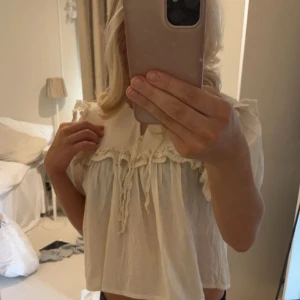 Zara blus - Säljer denna super fina blusen ifrån zara. Den är endast testad 1 gång❤️ den är i storlek s❤️